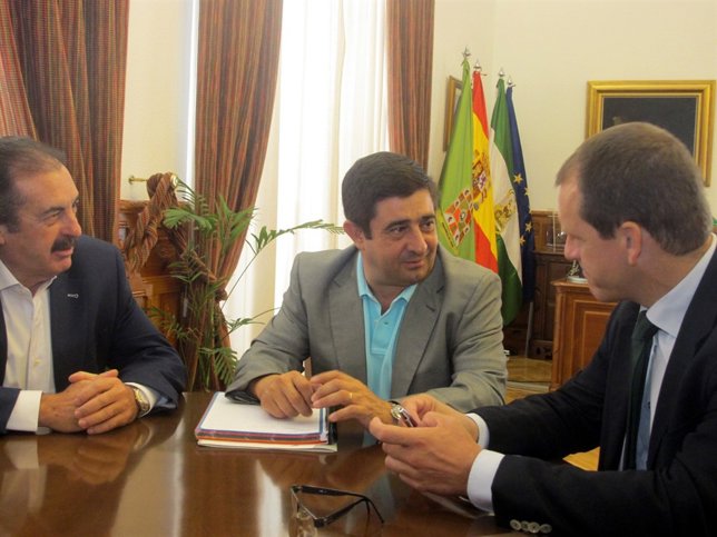 Francisco Reyes con los representantes de la Federación de Constructores