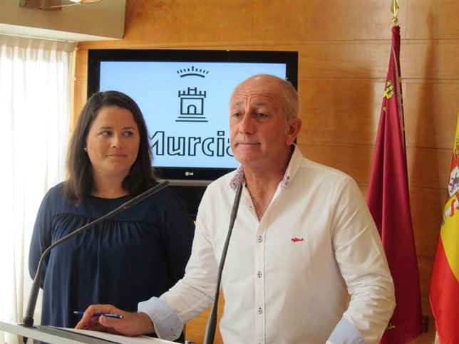 El concejal de Fomento, Roque Ortíz, en la rueda de prensa