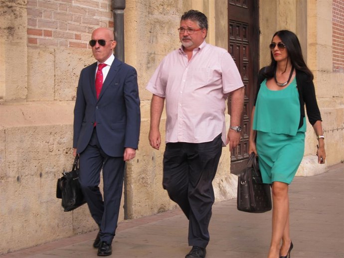 Jorge Guarro, en el medio de la imagen, a su llegada al TSJCV