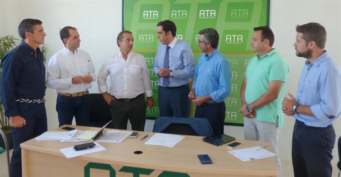 Antonio Saldaña y Miguel Ángel Torrico con representantes del taxi y Rafael Amor