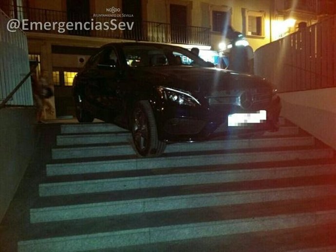 El conductor confió en el GPS pese a conducirle a unas escaleras.