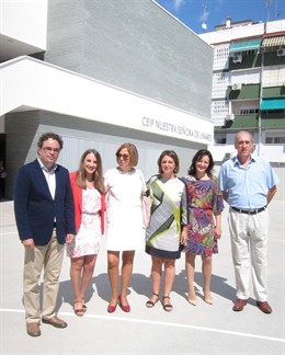 La consejera y la alcaldesa de Córdoba (centro) ante el colegio