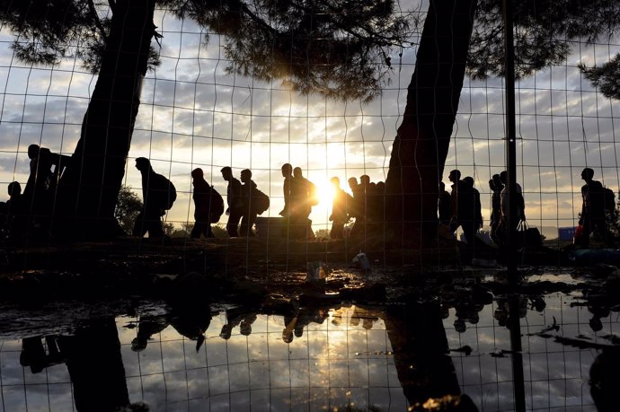 Refugiados sirios caminan en Grecia hacia la frontera con Macedonia