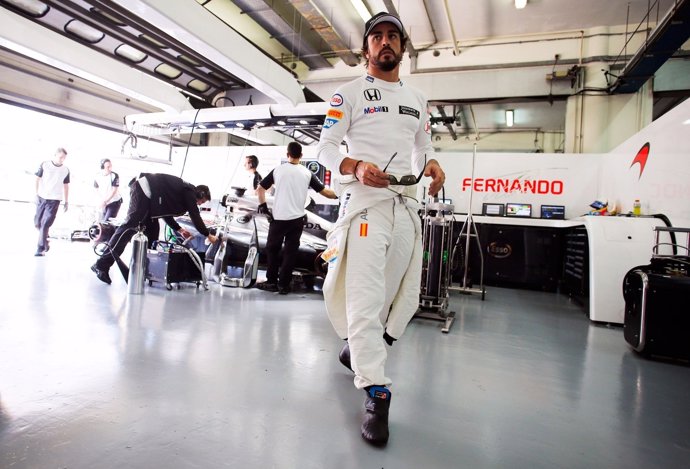 Fernando Alonso, con miembros del equipo McLaren