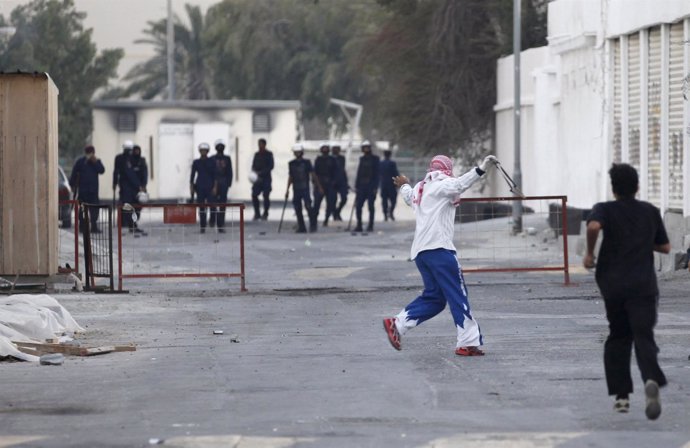Manifestantes Se Enfrentan A La Policía En Bahréin