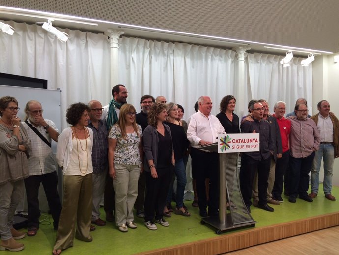 Lluís Rabell con miembros de Compromís per la Independència (corriente de ICV)