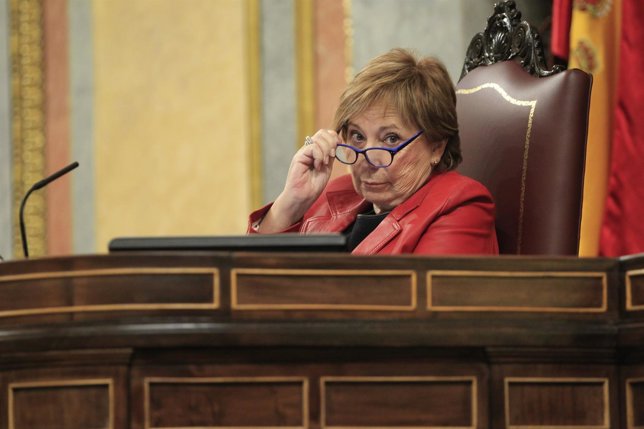 Celia Villalobos presidiendo el pleno del Congreso