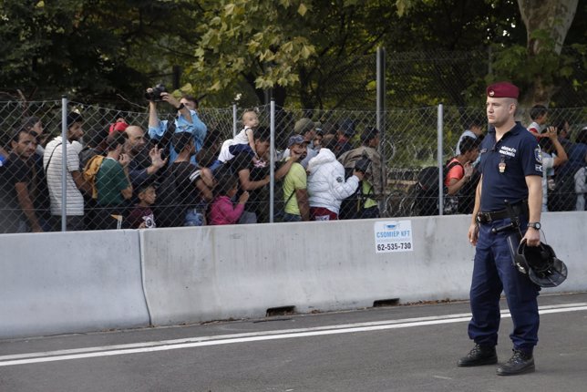 Los refugiados buscan la forma de entrar a Hungría
