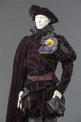 Ejemplares que componen la muestra de vestuario diseñado por Picasso y Dalí