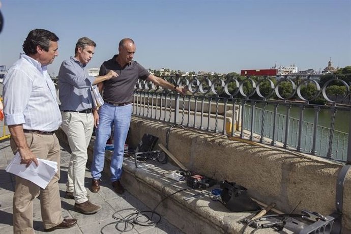 Instalación de la barandilla de la calle Betis.