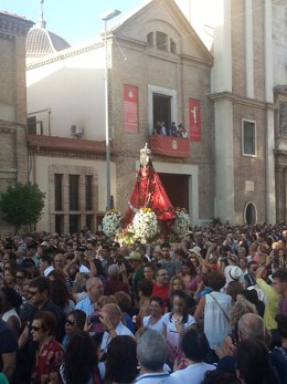 La Virgen de la Fuensanta frente a la Iglesia del Carmen en la Romería