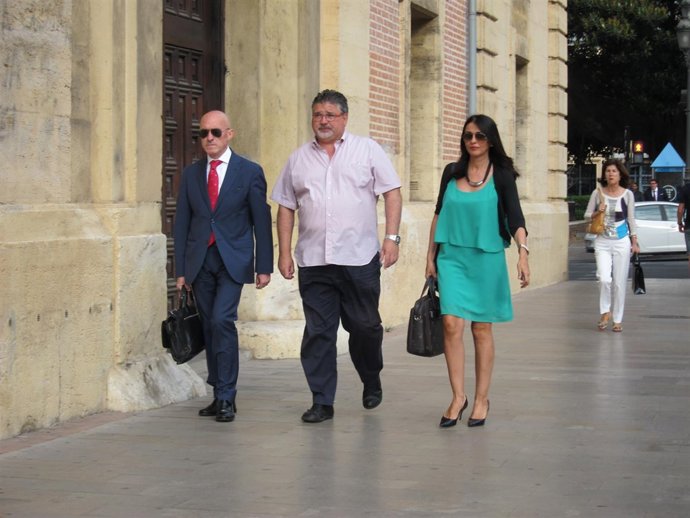 Guarro, en el centro, llegando al TSJCV 