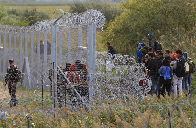 Refugiados esperan en la frontera entre Serbia y Hungría