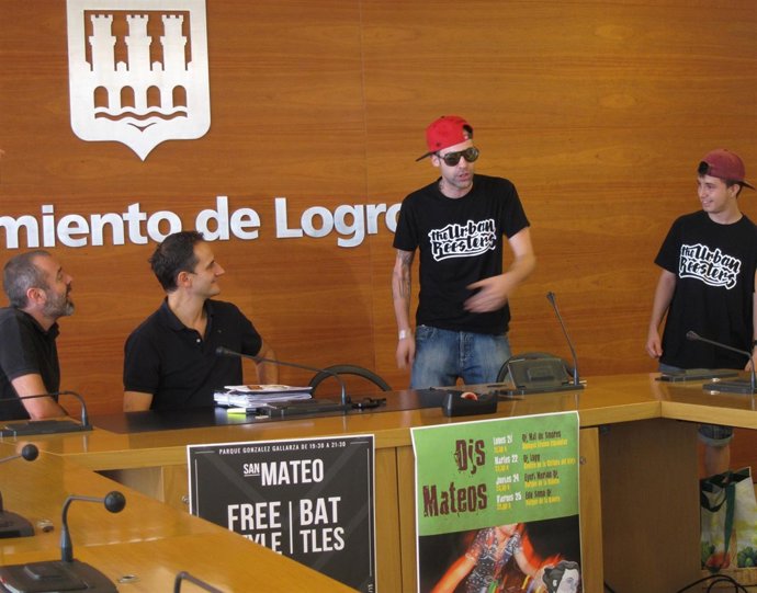 Sáinz observa a unos raperos durante la presentación