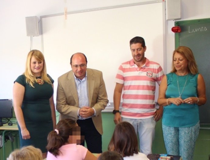 El presidente de la Comunidad durante su visita al centro