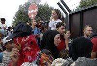 Los refugiados piden a gritos a Hungría que abra la frontera