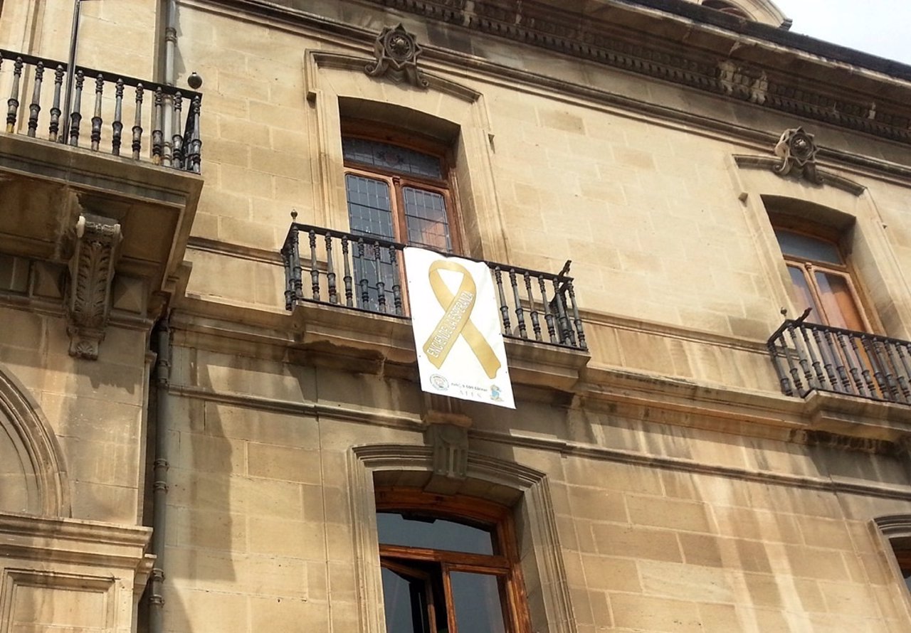 La fachada de la Diputación luce un lazo en apoyo a los niños con cáncer.