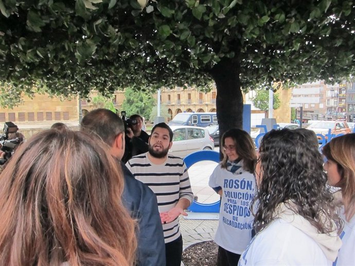 Rubén Rosón conversa con trabajadores del servicio de recaudación. 