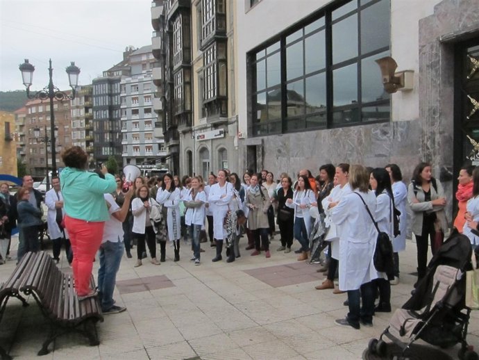 Concentración de enfermeros frente al Sespa. 