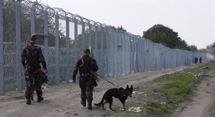 Soldados húngaros patrullan la frontera con Serbia