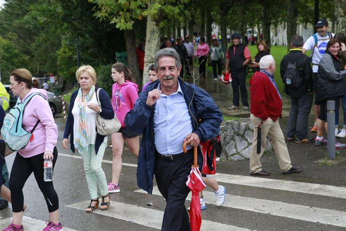 El presidente sube andando hacia el Santuario de la Bien Aparecida