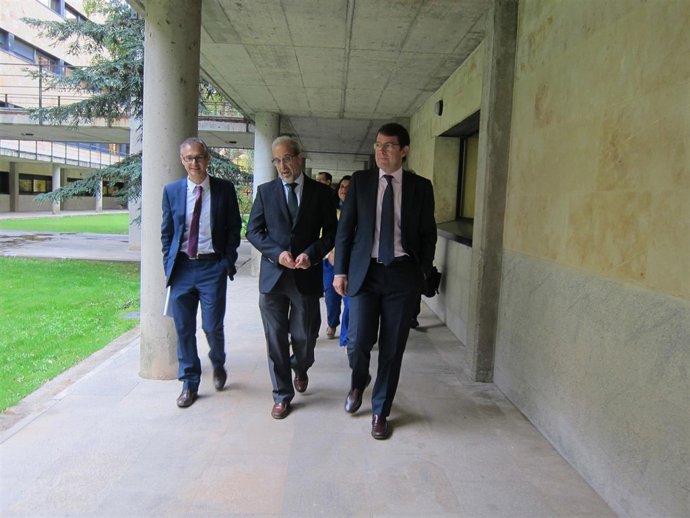 El rector de la USAL, junto al decano de Derecho y el alcalde de Salamanca