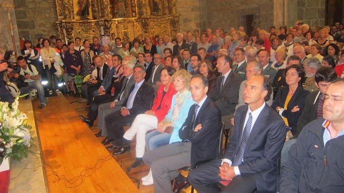 Las principales autoridades de la región en el santuario de la Bien Aparecida