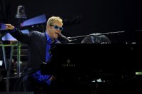 Putin llama a Elton John tras sus críticas por la represión a homosexuales