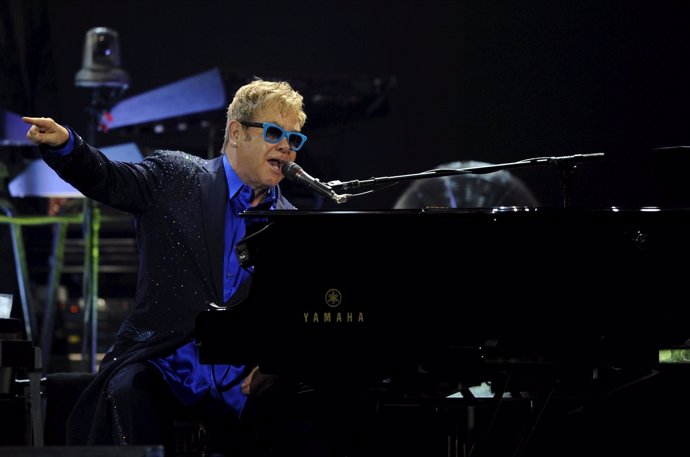 El cantante británico Elton John durante un concierto en Gijón