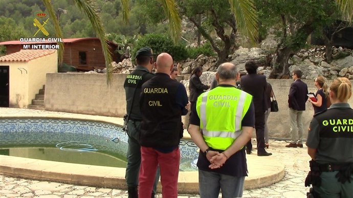 El detenido rodeado por agentes en el chalet de las víctimas en Xaló