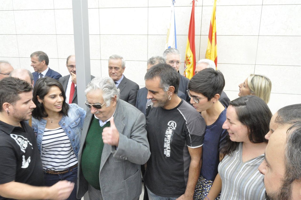 Foto De Mujica. Envío Texto