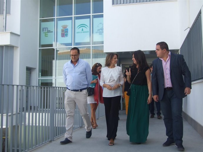 Cobo (2i) recorre las instalaciones del IES Fernando III.