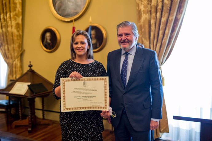 La alcaldesa de Torre Pacheco recibe el premio de manos del ministro