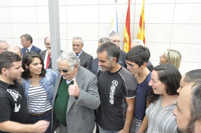 Foto De Mujica. Envío Texto