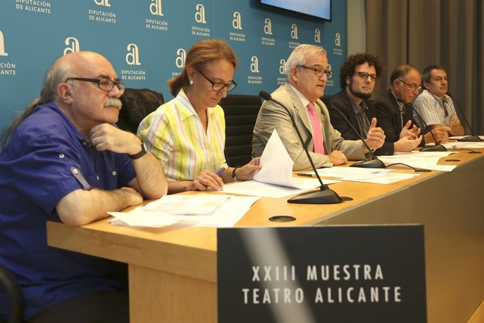 Asencio, tercero por la izquierda, presenta la Muesrra de Teatro