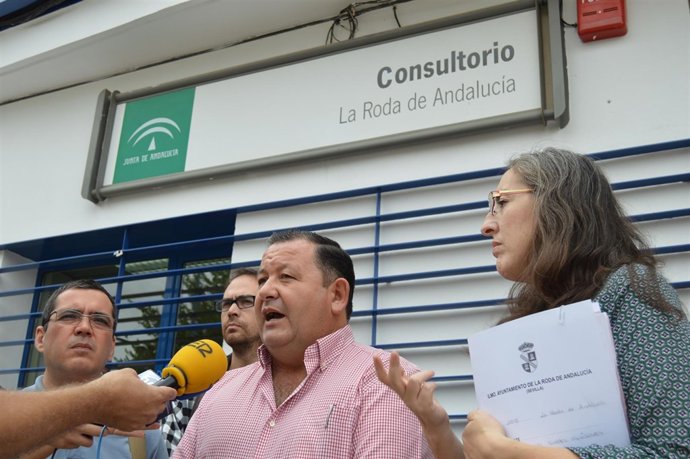 Fidel Romero ante el consultorio.