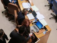 Expulsan a la diputada Carmen Acuña en medio de un bronco debate sobre el HAC de Vigo