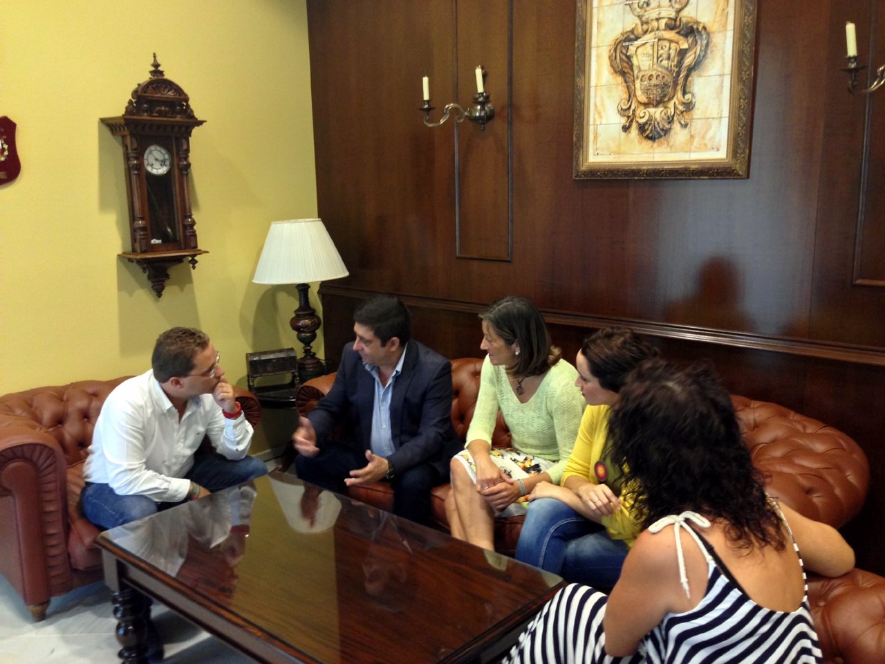 Reyes (2i) en la reunión con Huertas (1i) y miembros de la Corporación local.