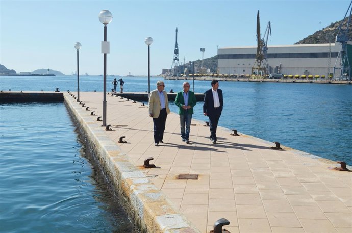 Imagen de la visita del consejero al Puerto de Cartagena