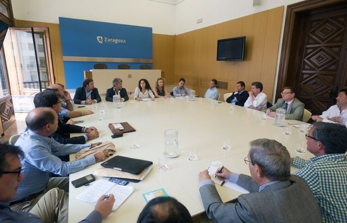 Reunión con el pequeño comercio en el Ayuntamiento de Zaragoza