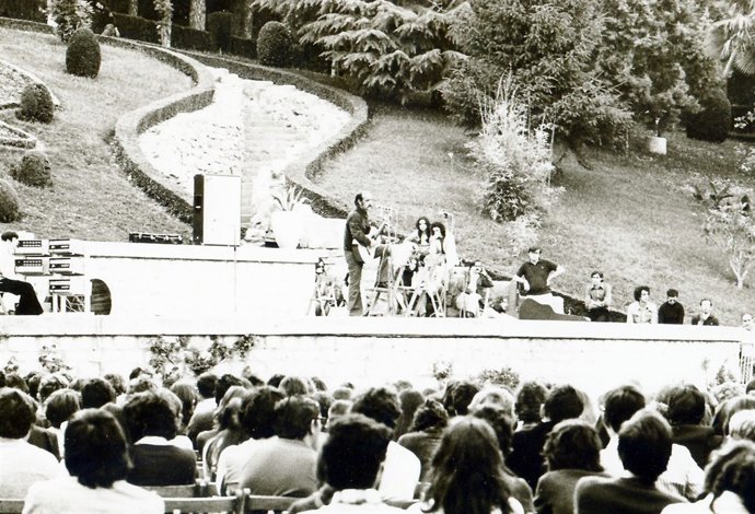 Actuación de José Antonio Labordeta en el Parque Grande