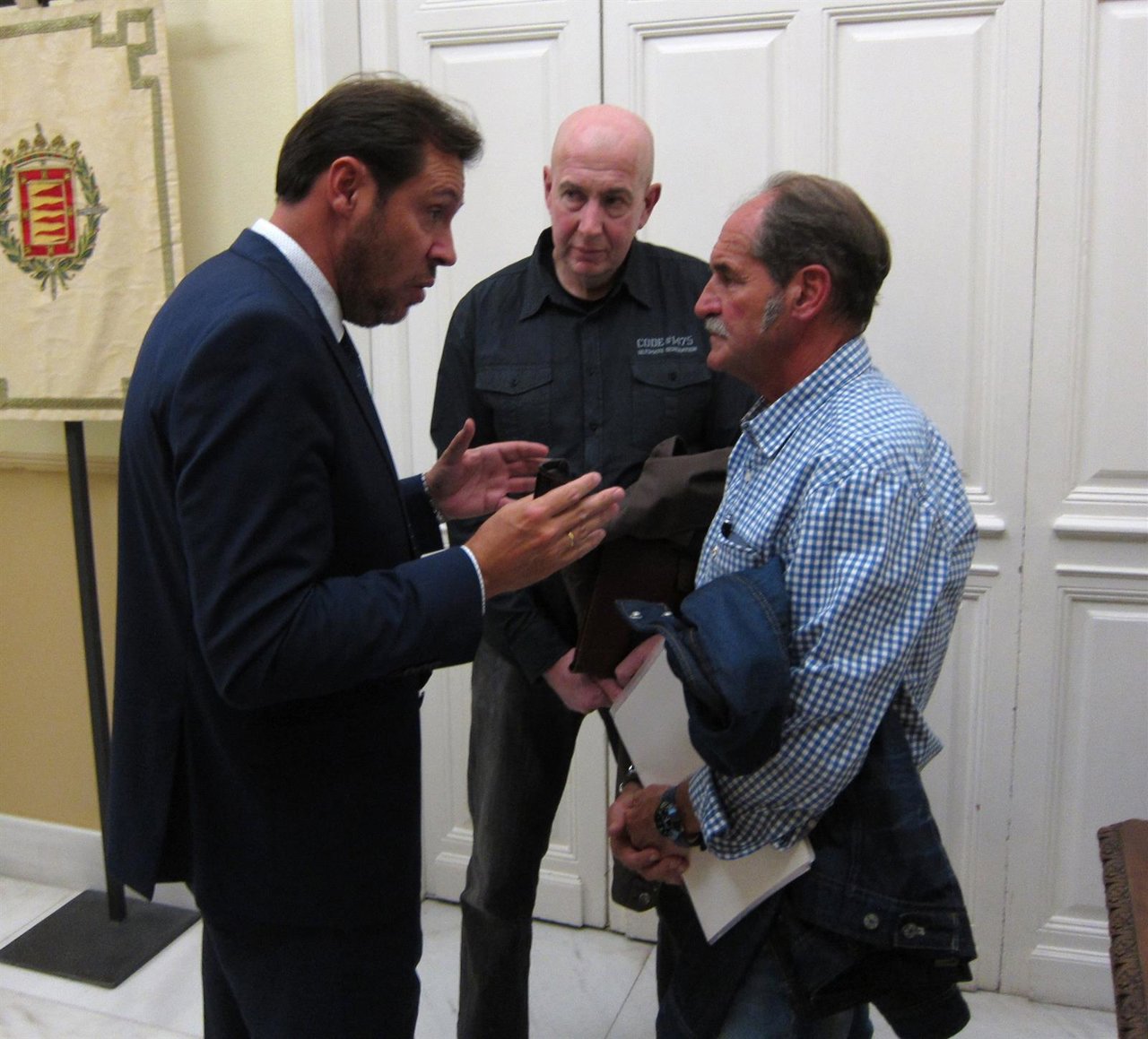 El alcalde de Valladolid conversa con el presidente de Turismoto