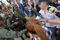 Santos saluda a los militares venezolanos desplegados en la frontera