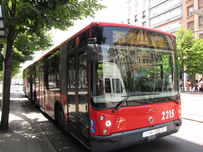 Autobús urbano de Zaragoza en el Paseo de la Independencia de la ciudad
