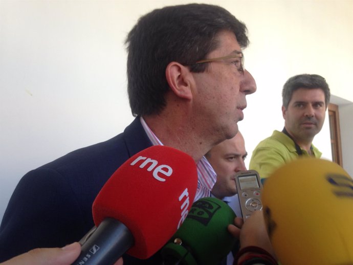 Juan Marín en declaraciones a los periodistas en los pasillos del Parlamento