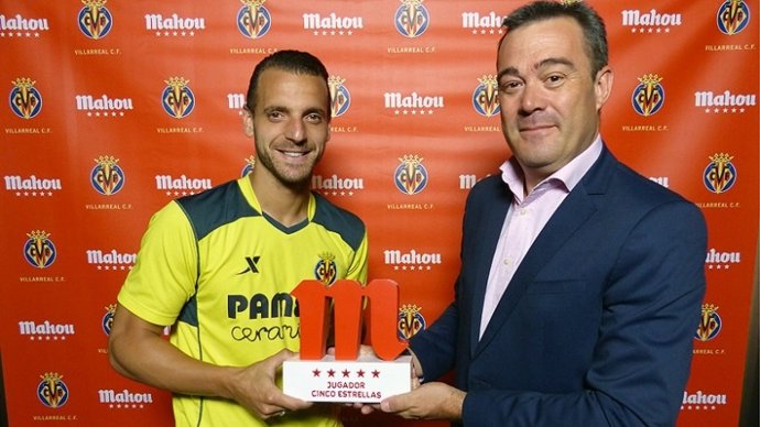 Roberto Soldado recibe el premio Mahou cinco estrellas