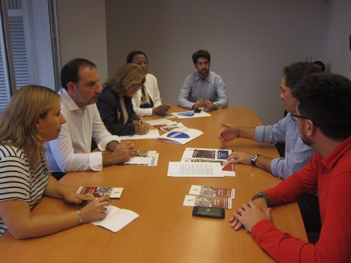 Ramon Espadaler se reúne con miembros de la asociación Comparte.Org