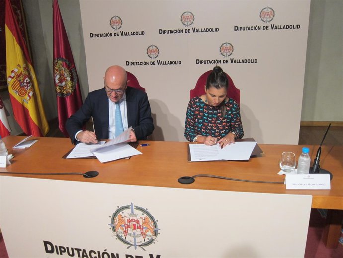 Jesús Julio Carnero y Soraya Mayo en la firma del convenio