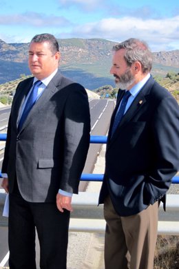 Antonio Sanz (d) con el subdelegado del Gobierno en Jaén, Juan Lillo.