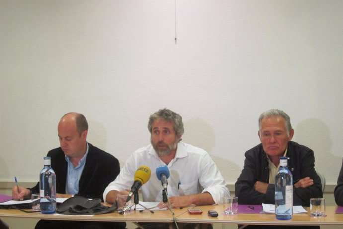 Campo, Valladares y García informando de la denuncia de Asturias Ganadera. 